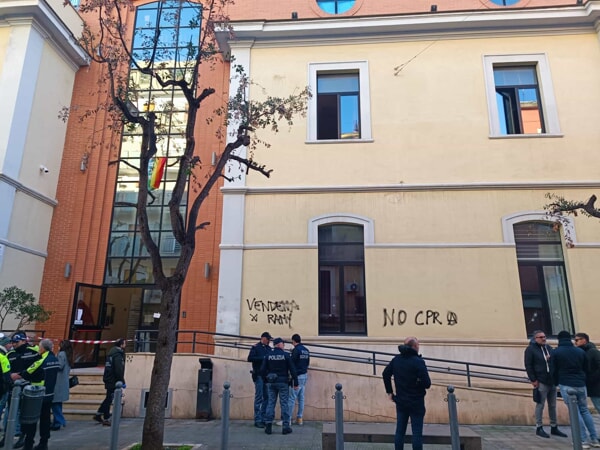 raid sede Municipio 1, le scritte sui muri