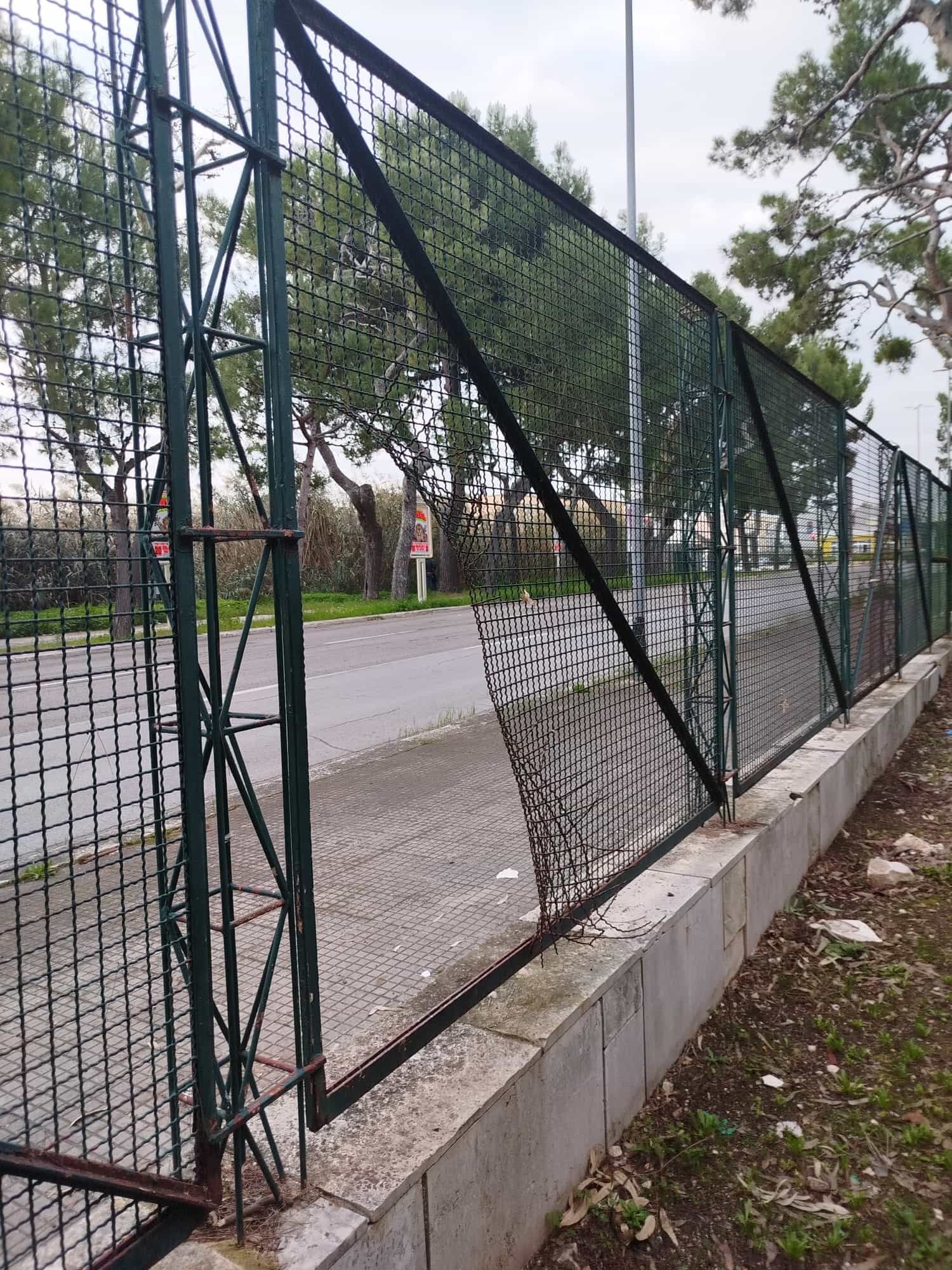 La recinzione danneggiata