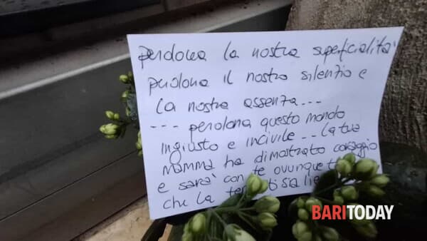 Il messaggio lasciato all'esterno della culla termica