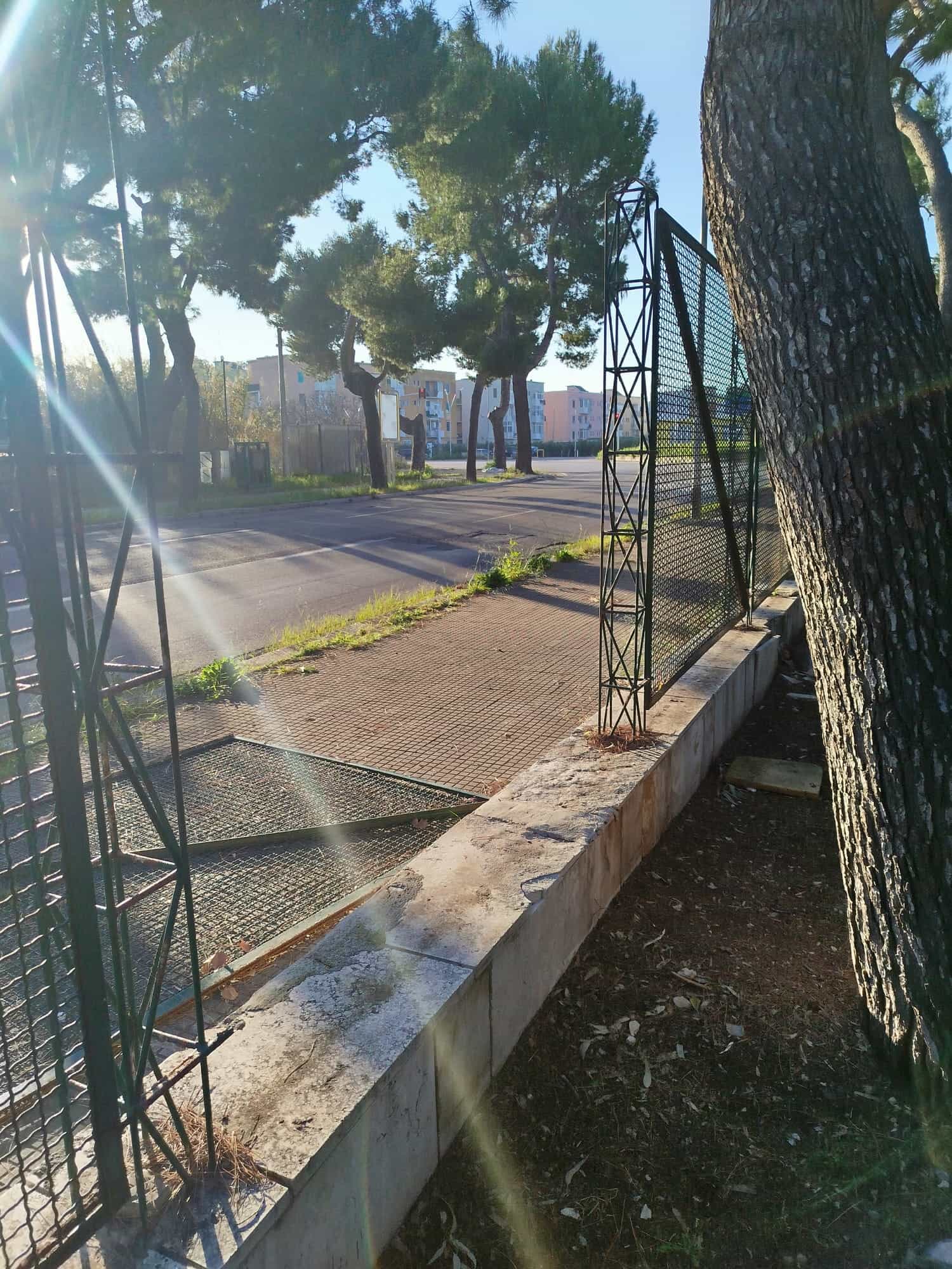 Lo spazio aperto nella recinzione