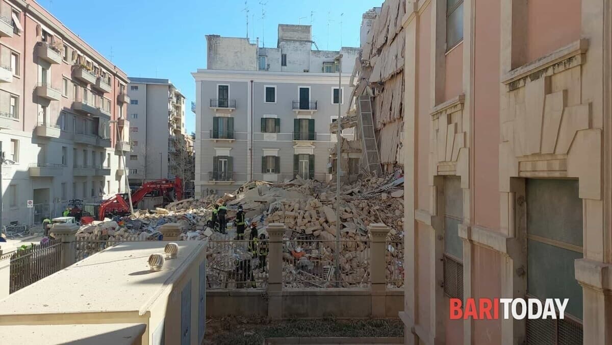 La palazzina ridotta in macerie dopo il crollo La palazzina ridotta in macerie dopo il crollo
