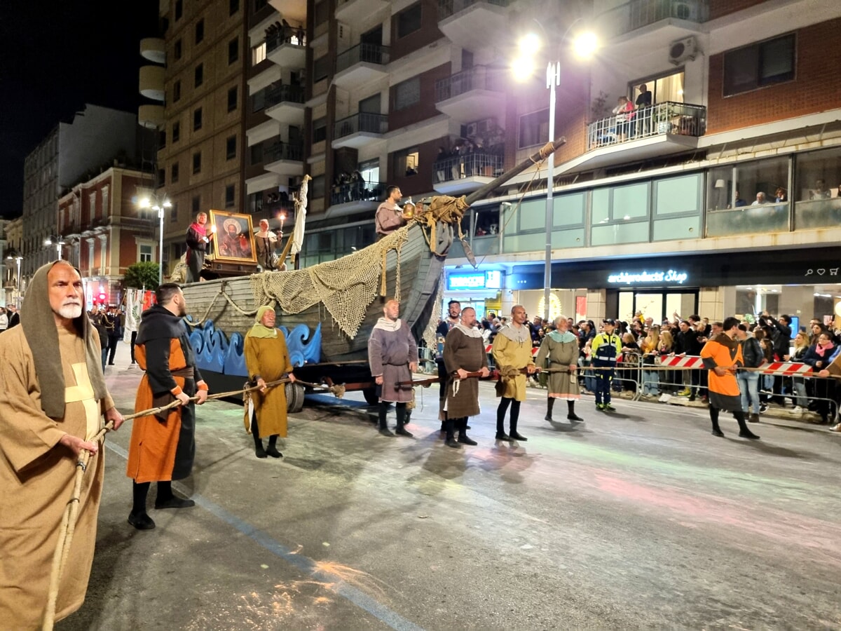Il corteo storico sfilando tra le vie della città: i festeggiamenti per San Nicola entrano nel clou
