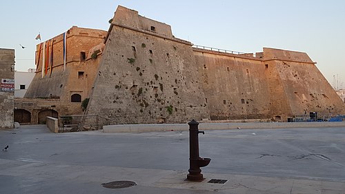 scopri il mistero del silenzio e della morte a marittimo mola di bari: un viaggio tra storia, leggende e suggestioni di un luogo unico sulla costa pugliese.