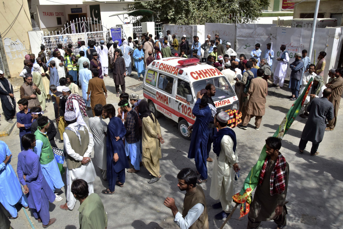 scopri le ultime notizie sulla tragedia sul lavoro in pakistan: dettagli sull'incidente, testimonianze delle vittime e azioni intraprese per garantire più sicurezza nei luoghi di lavoro.